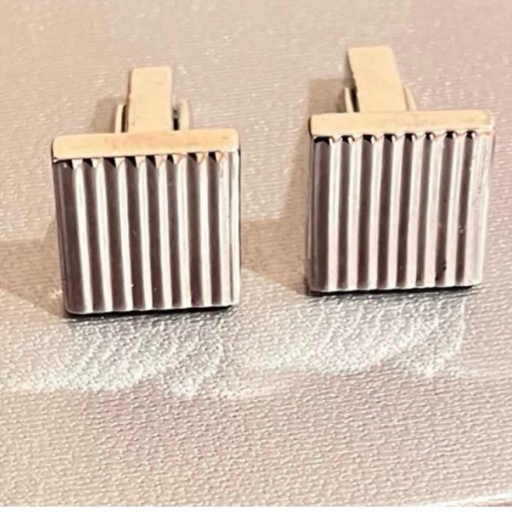 NWOT- Men's Classic Cufflinks with a Modern Design and a Stylish Ribbed Finish.